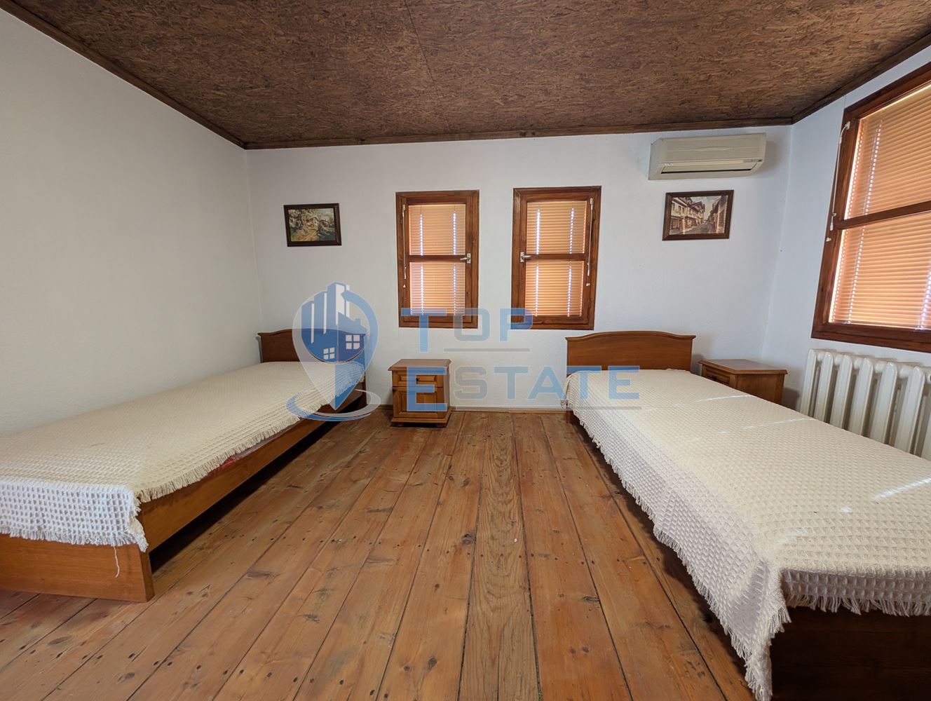 Двуетажна къща във възрожденски стил с кладенец в село Драгижево - 0