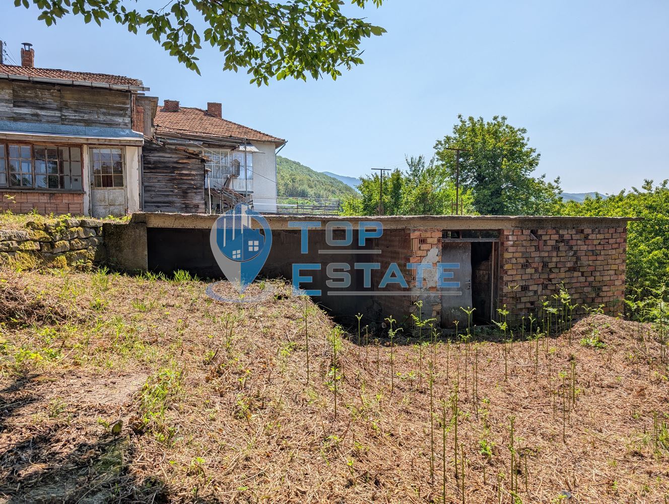 Парцел с къща, гараж и панорамна гледка в град Плачковци - 0