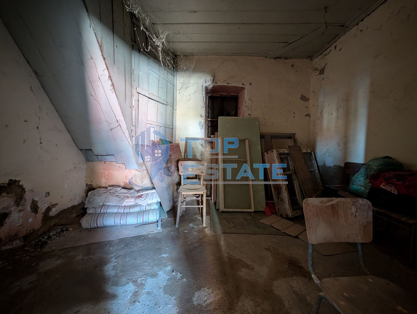 Просторна двуетажна къща в центъра на село Драгижево - 0