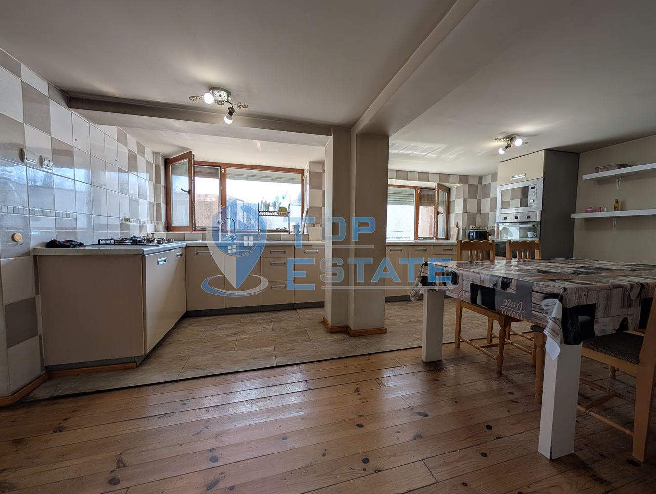 Тухлена къща с гараж и голям двор в село Раданово - 0