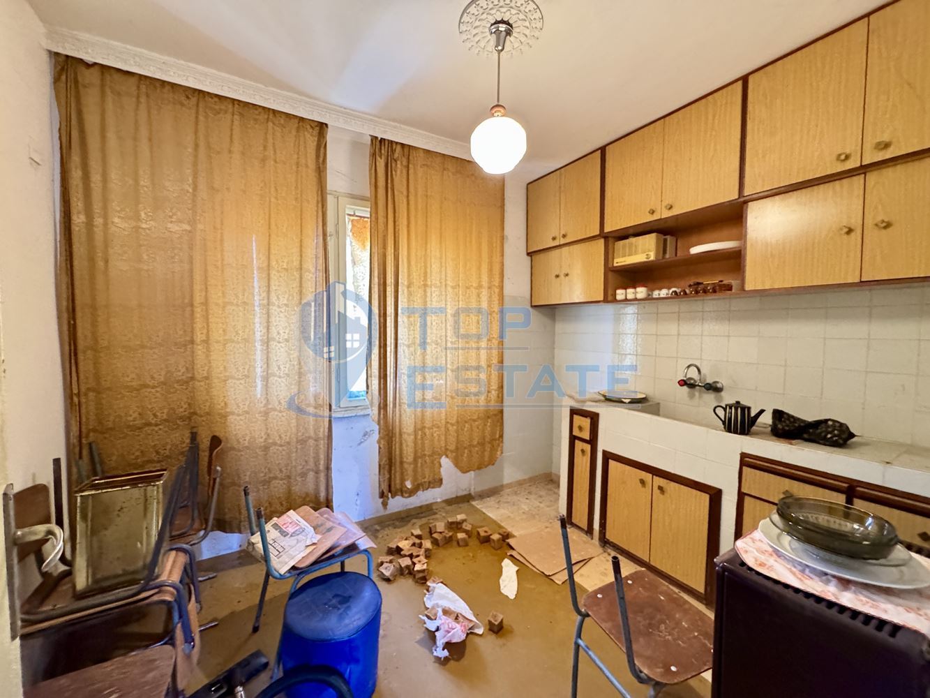 Масивна тухлена къща с кладенец и голям двор в село Ново Градище, област Велико Търново - 0