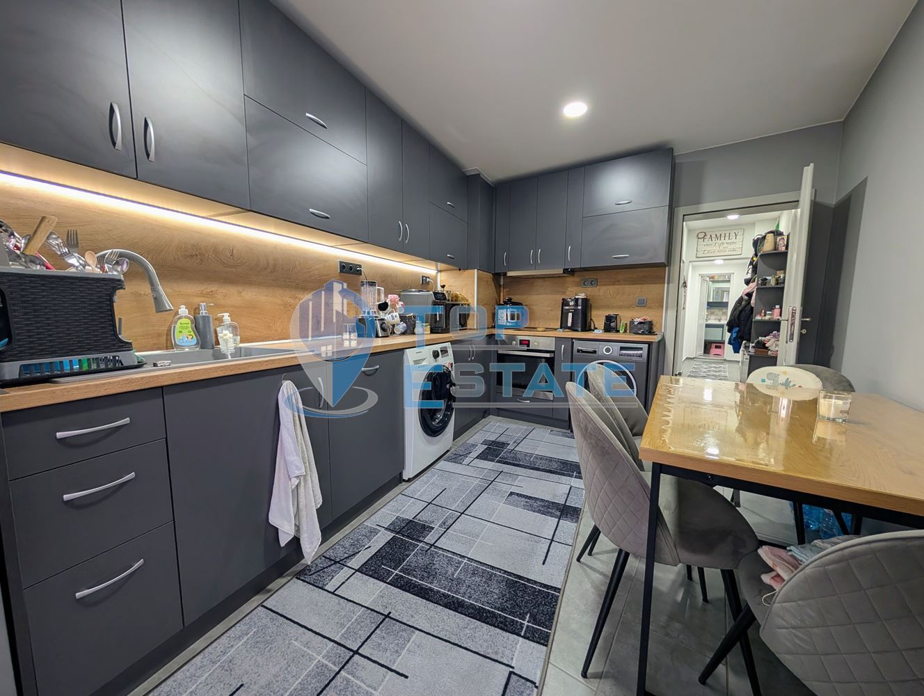 Ремонтиран тристаен тухлен апартамент в централната част на град Плачковци - 0