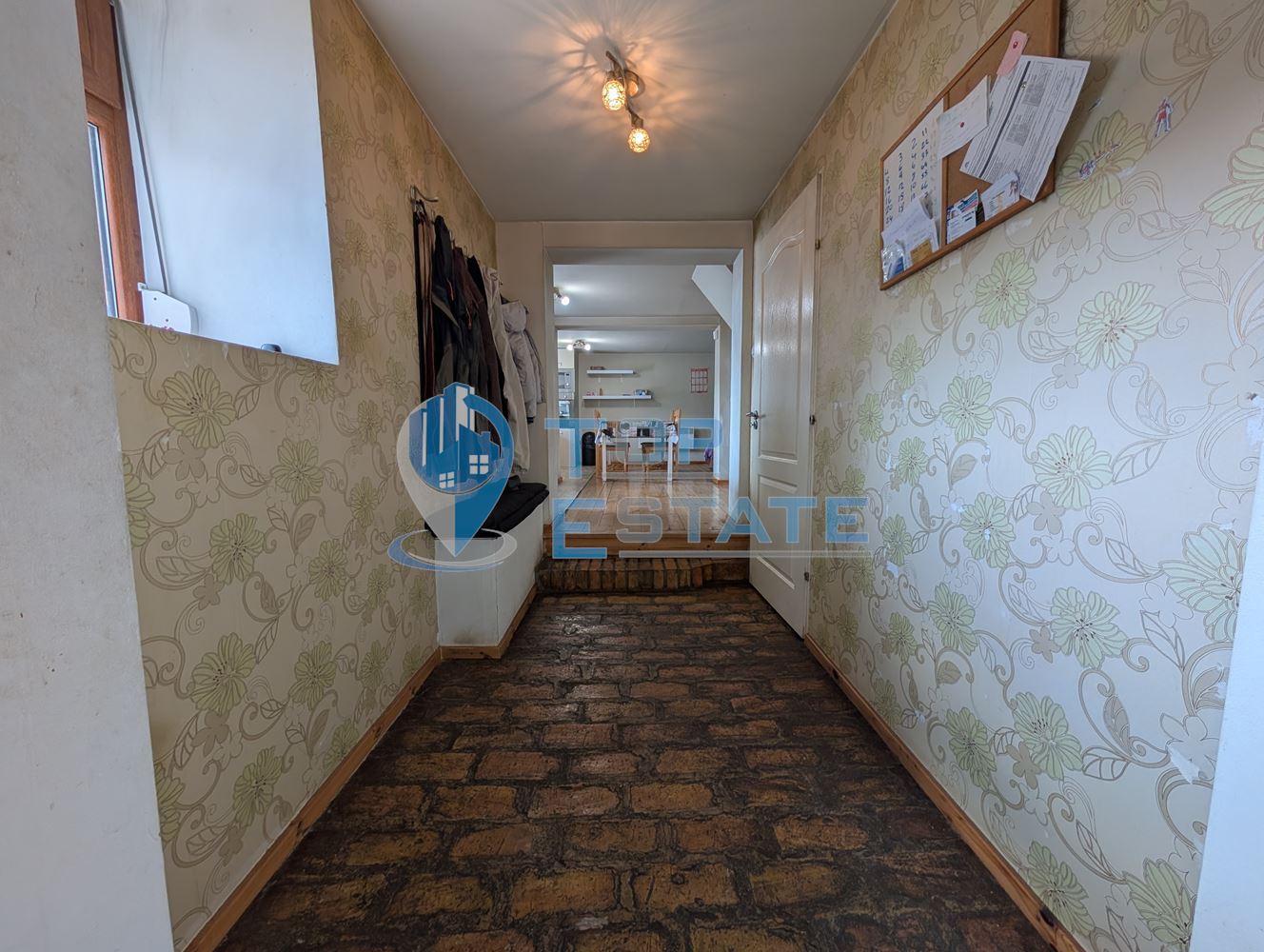 Тухлена къща с гараж и голям двор в село Раданово - 0