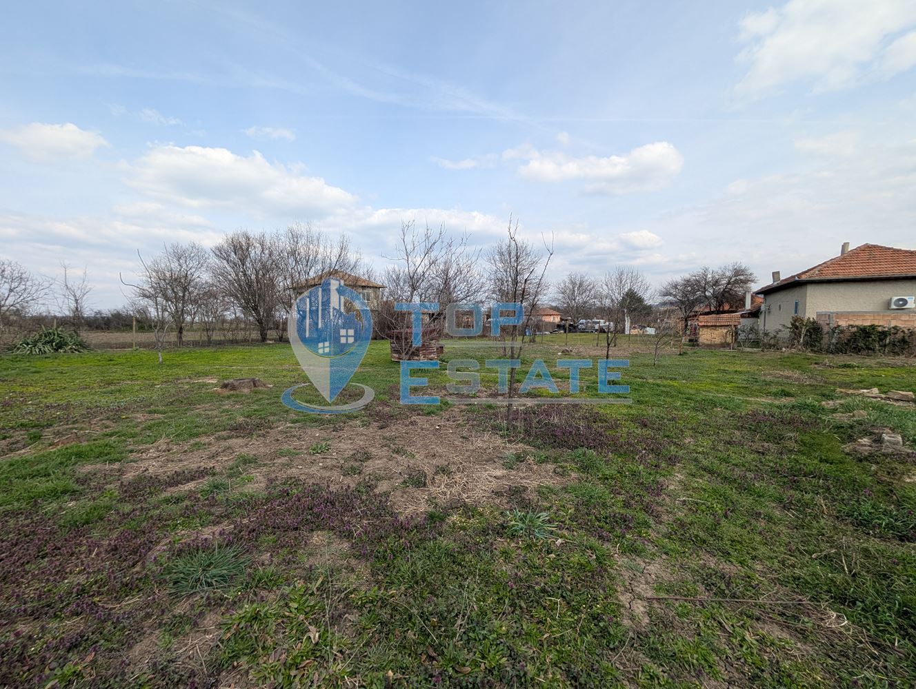 Тухлена къща с гараж и голям двор в село Раданово - 0