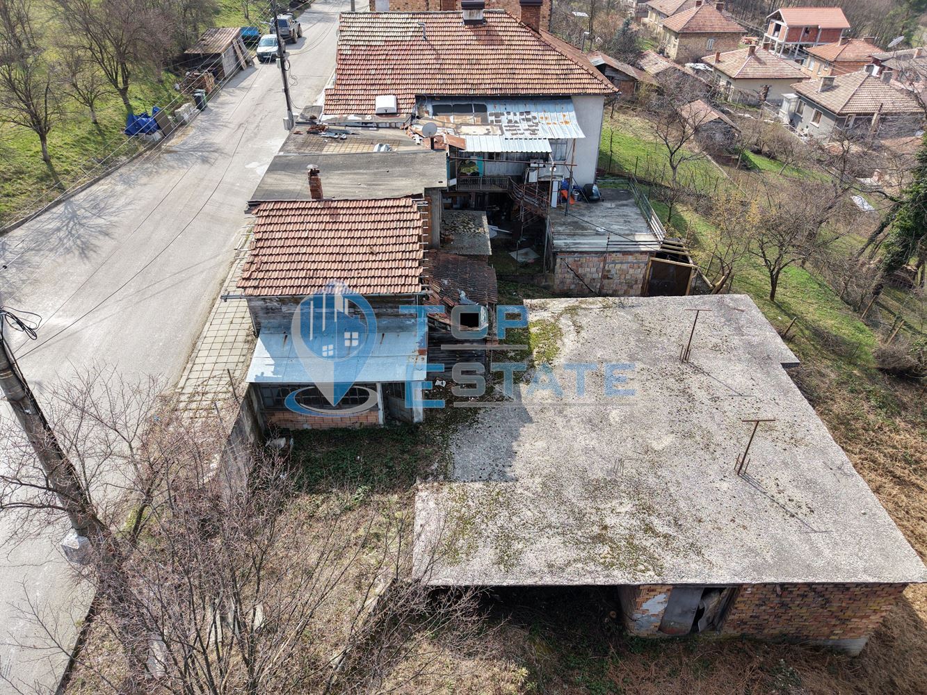 Парцел с къща, гараж и панорамна гледка в град Плачковци - 0