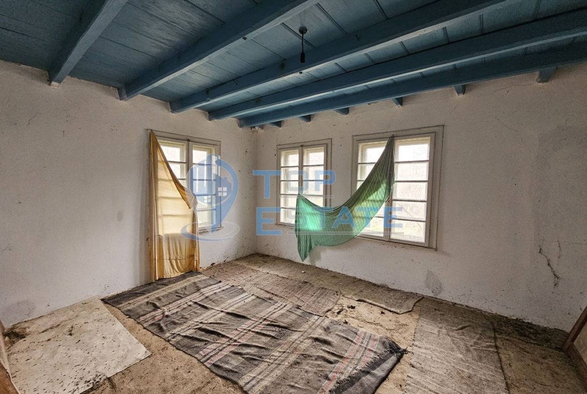 Голям парцел със стара къща и два кладенеца в село Паскалевец, област Велико Търново - 0