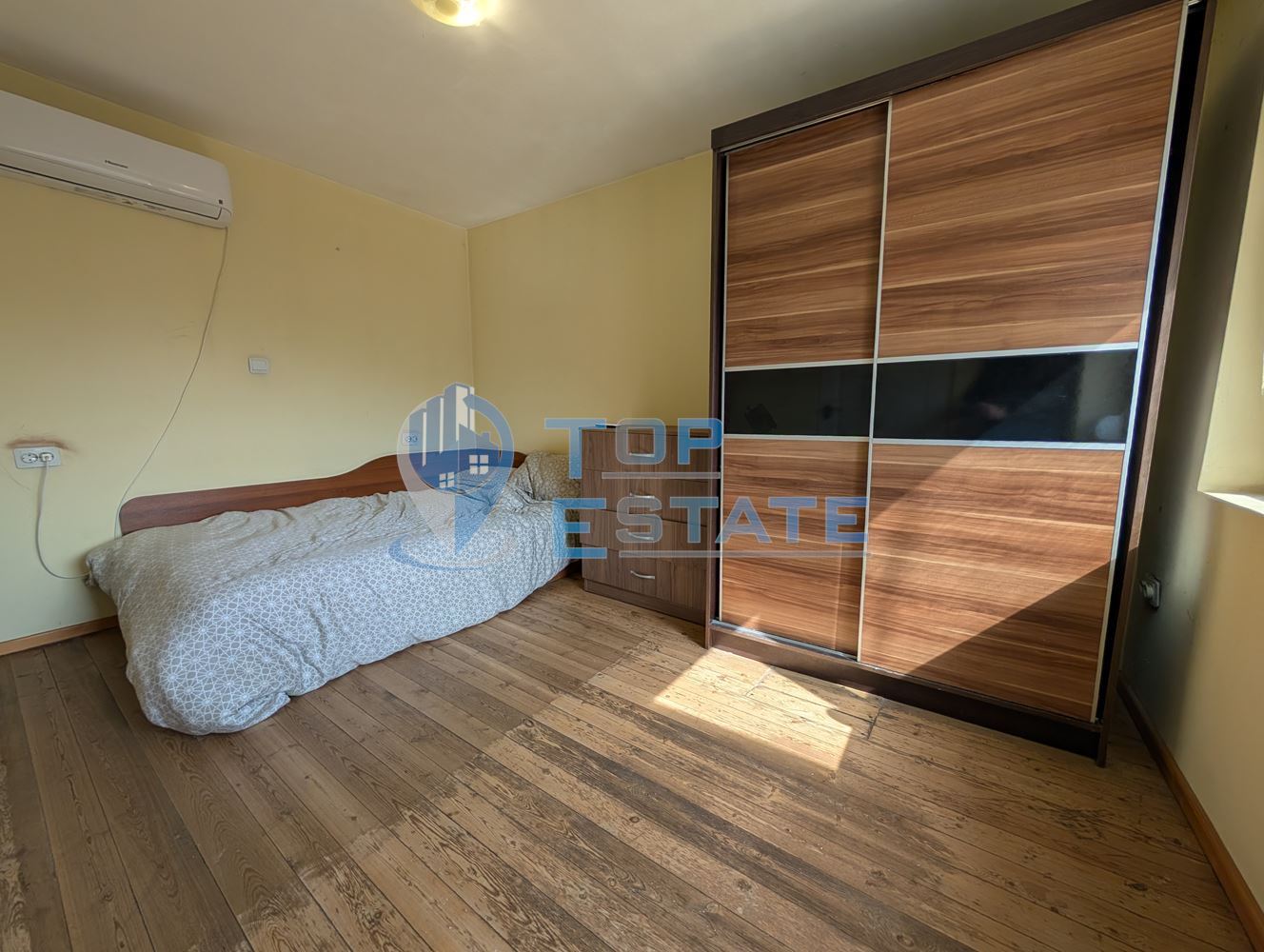 Тухлена къща с гараж и голям двор в село Раданово - 0