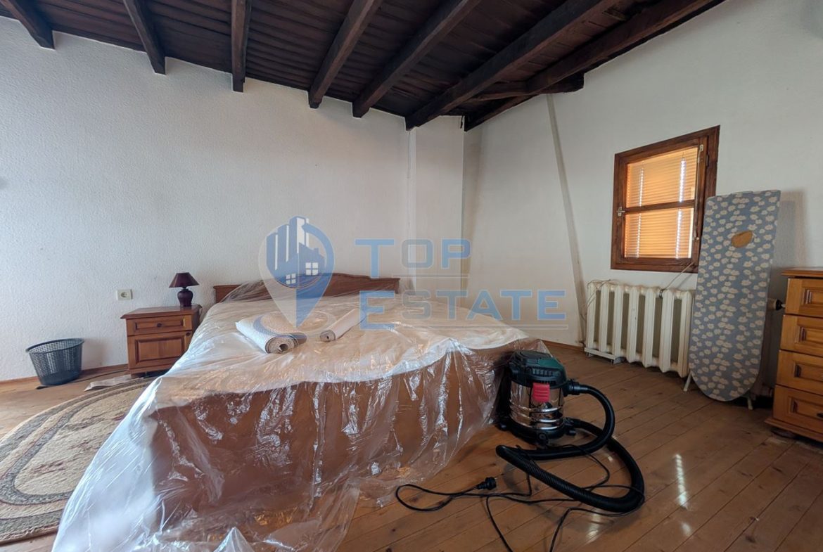 Двуетажна къща във възрожденски стил с кладенец в село Драгижево - 0