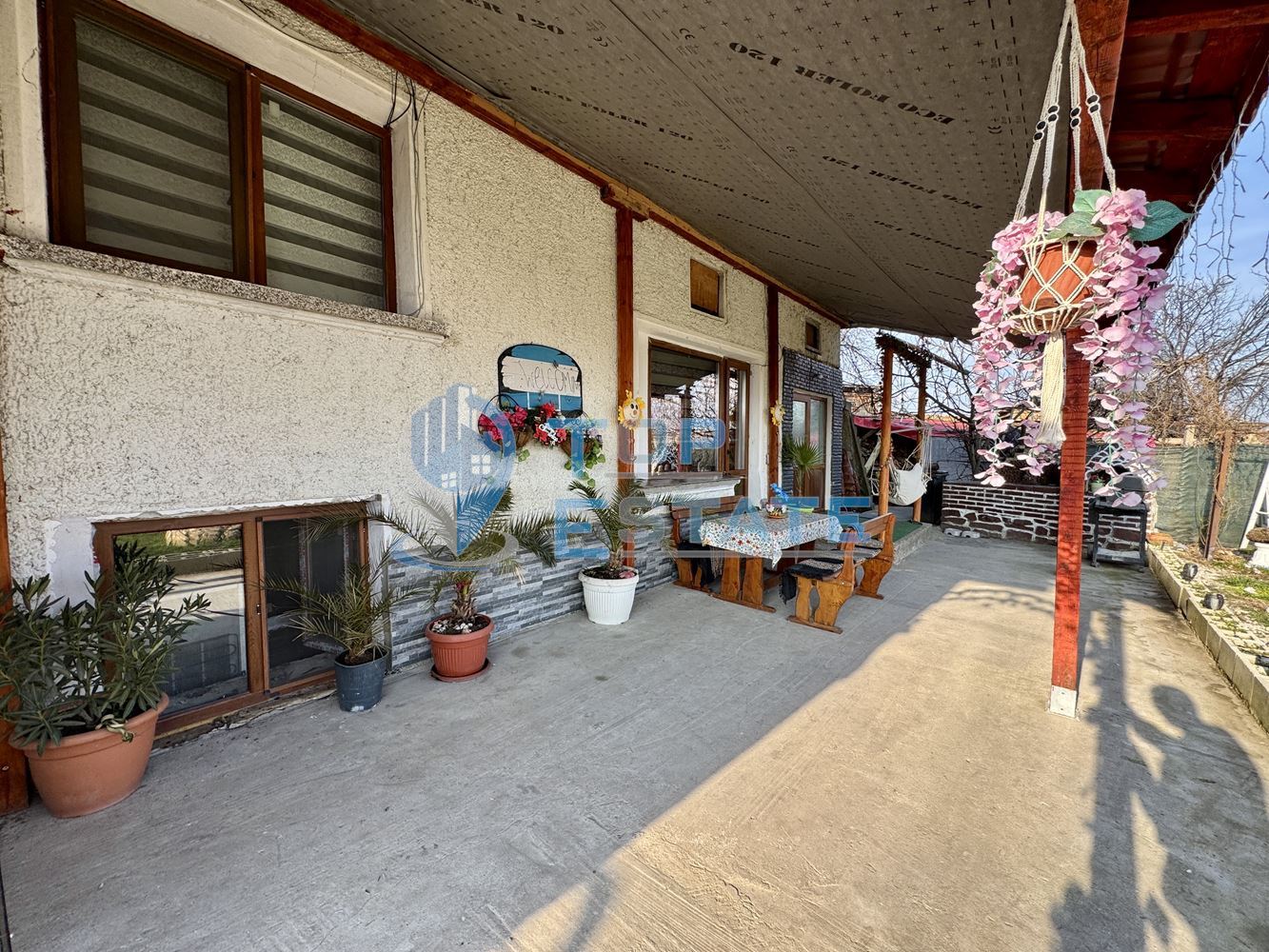 Обзаведена тухлена къща с прекрасен двор в град Полски Тръмбеш, област Велико Търново - 0