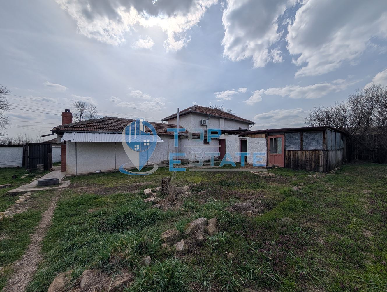 Тухлена къща с гараж и голям двор в село Раданово - 0