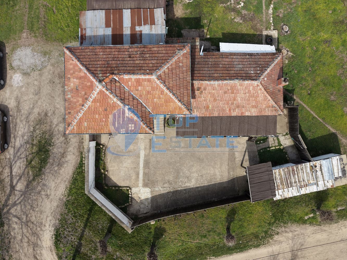 Тухлена къща с гараж и голям двор в село Раданово - 0