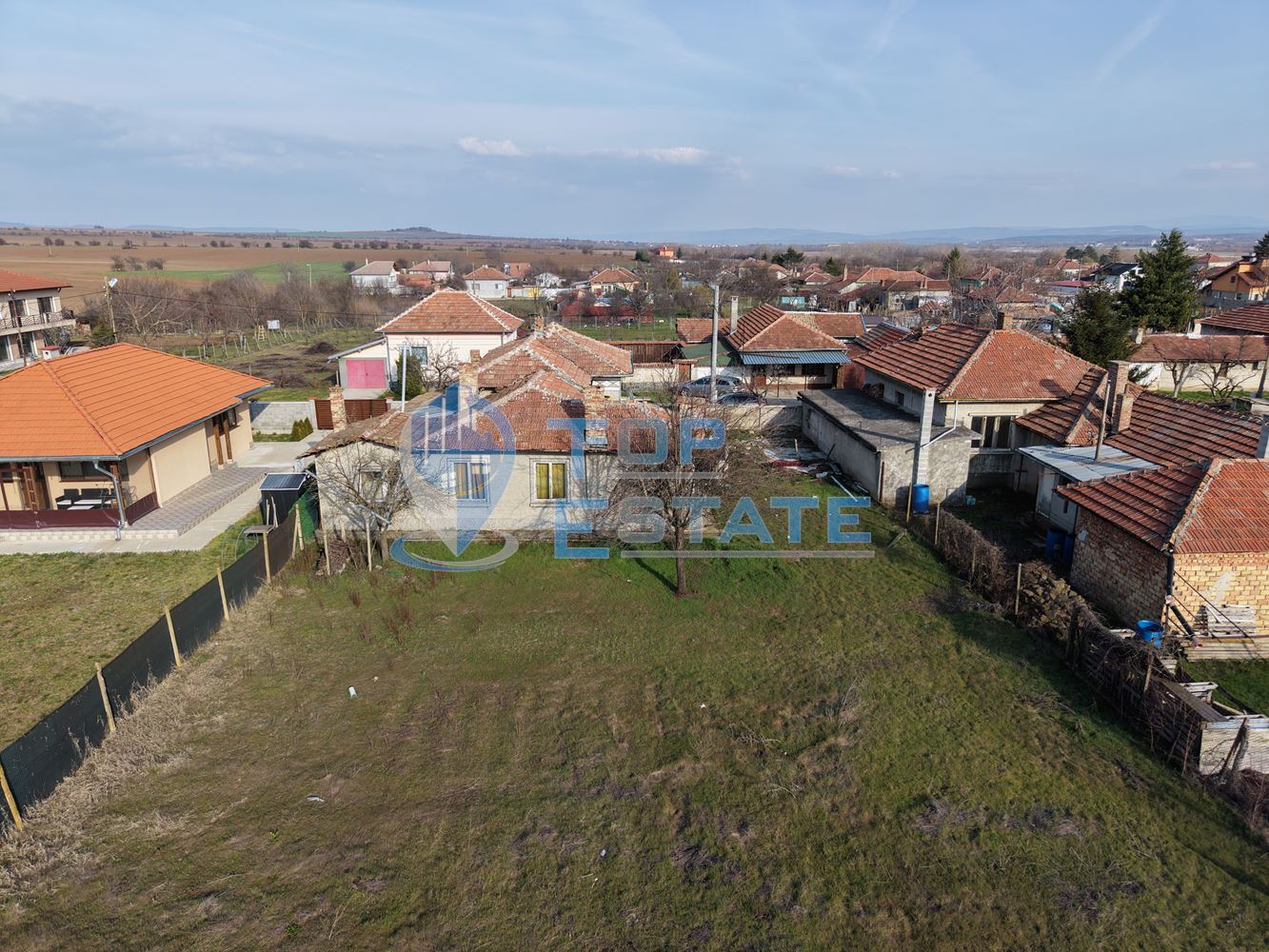 Едноетажна тухлена къща с гараж и кладенец в село Правда - 0