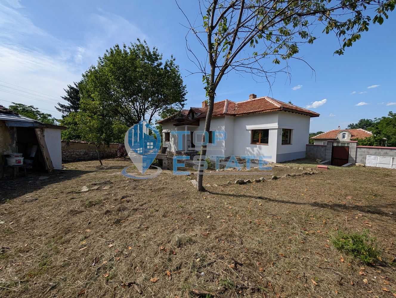 Едноетажна реновирана тухлена къща с голям двор в село Русаля - 0