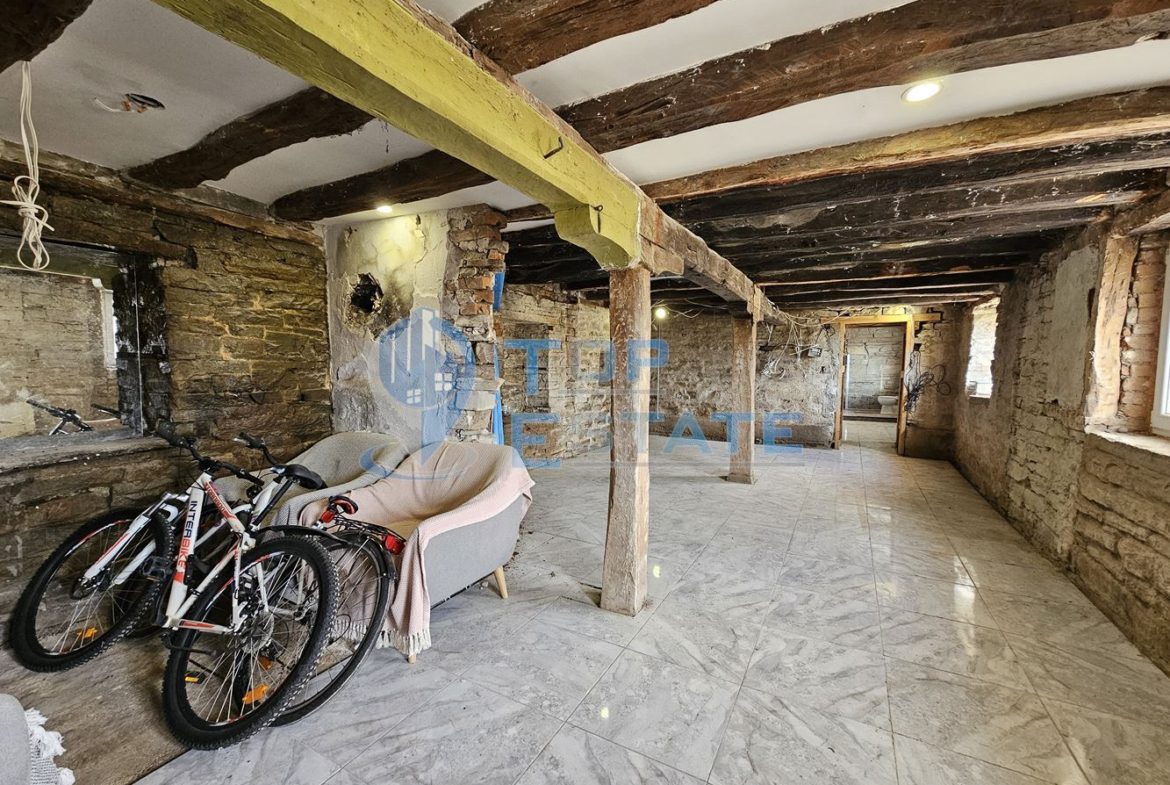 Двуетажна къща след ремонт с голям двор в село Горна Липница, област Велико Търново - 0