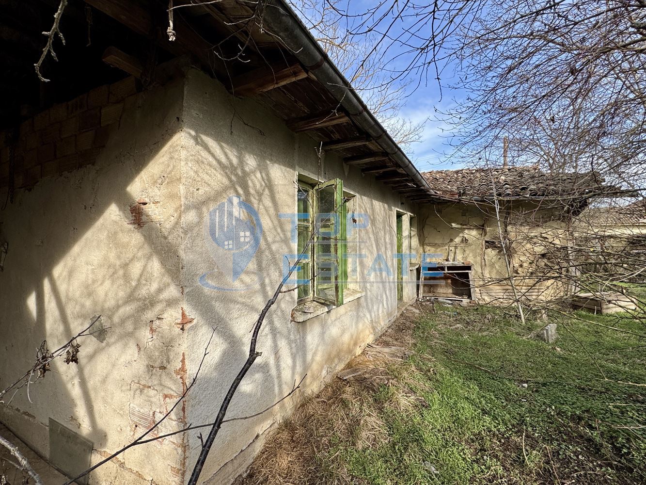 Тухлена къща с голям двор в село Лозен, област Велико Търново - 0