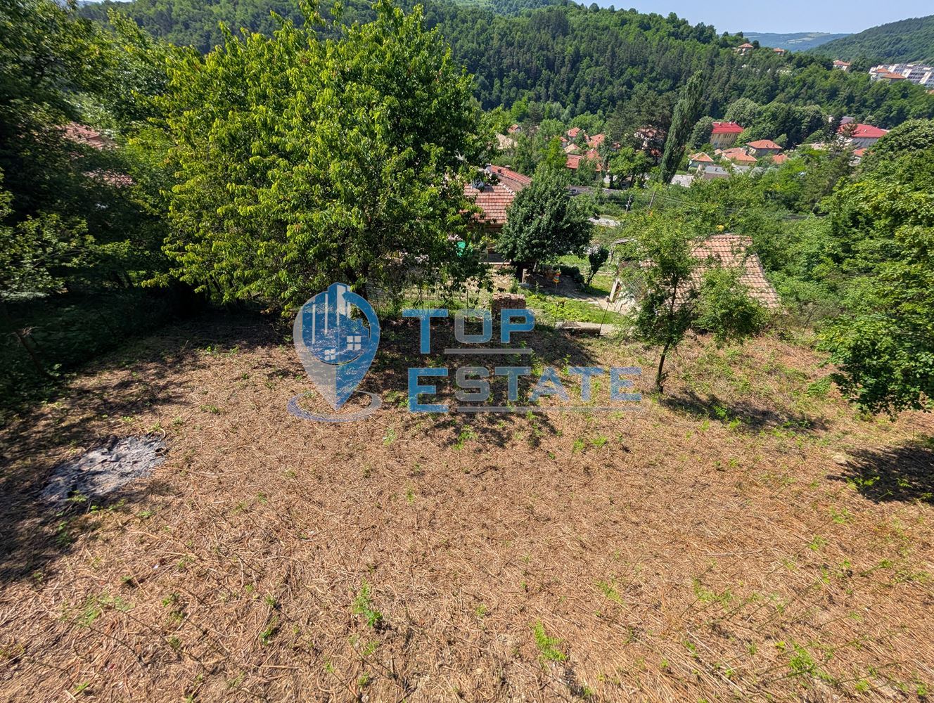 Парцел с къща, гараж и панорамна гледка в град Плачковци - 0