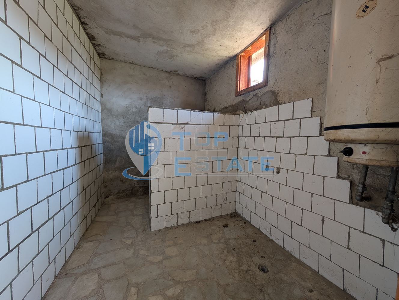 Просторна двуетажна къща в центъра на село Драгижево - 0