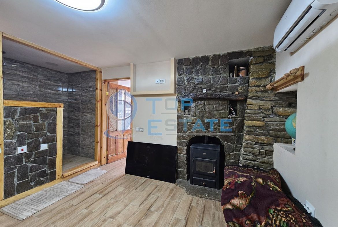 Двуетажна къща след ремонт с голям двор в село Горна Липница, област Велико Търново - 0