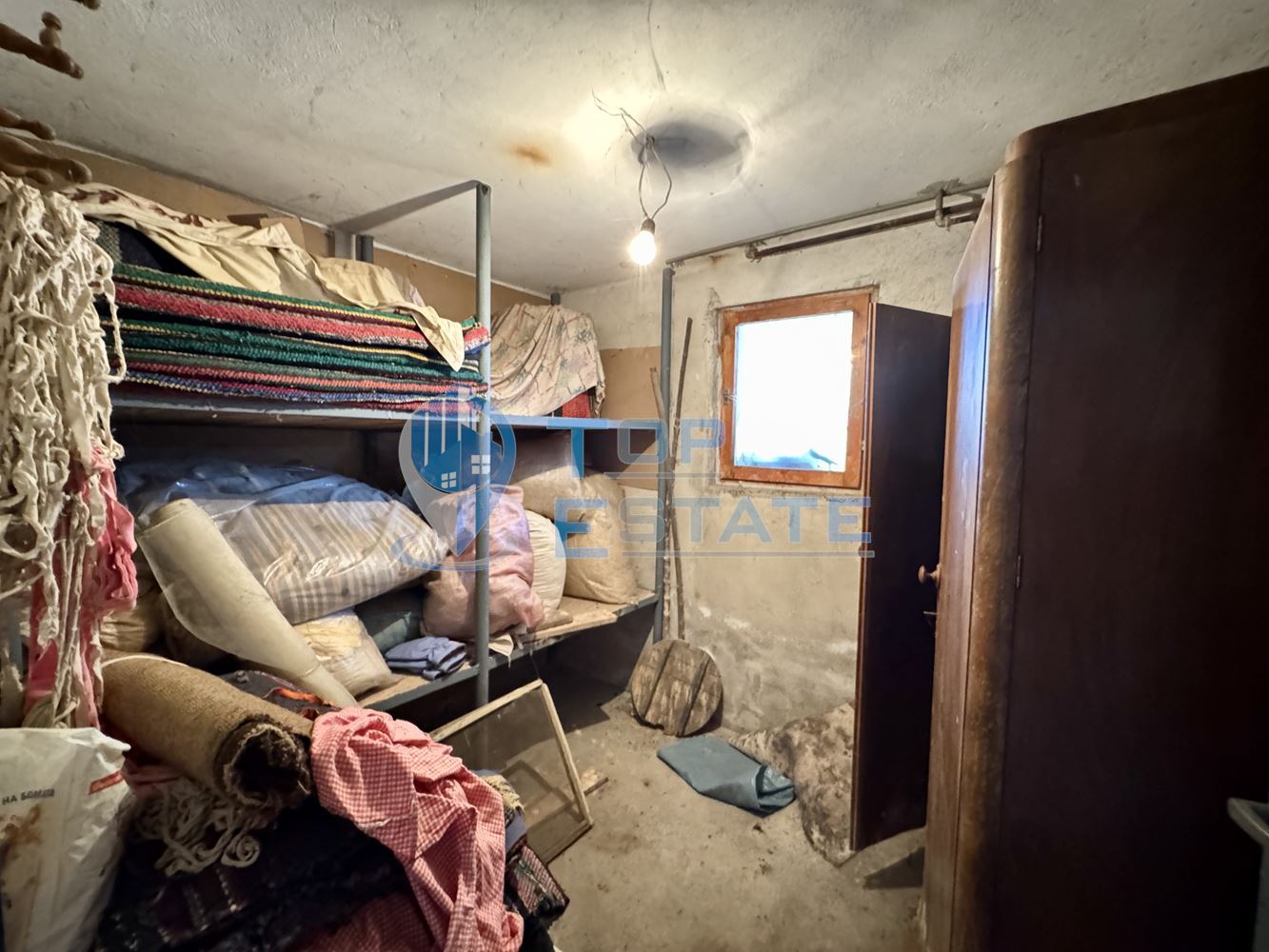 Масивна тухлена къща с кладенец и голям двор в село Ново Градище, област Велико Търново - 0