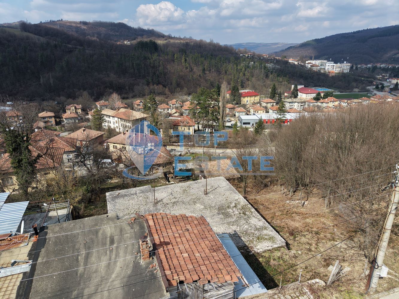 Парцел с къща, гараж и панорамна гледка в град Плачковци - 0