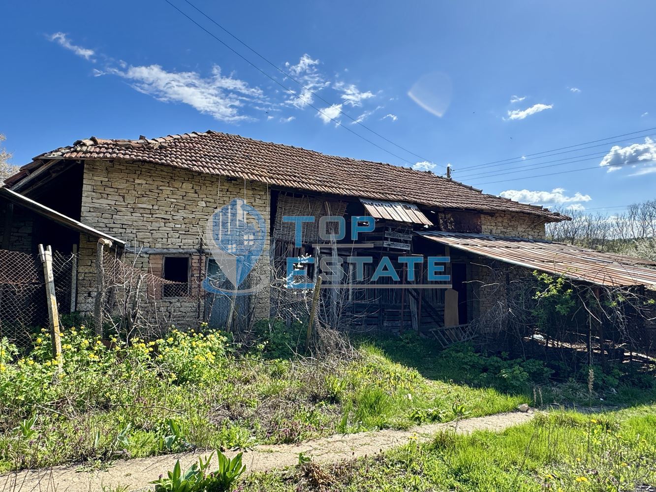 Двуетажна къща с кладенец и допълнителни постройки в село Долна Липница, област Велико Търново - 0