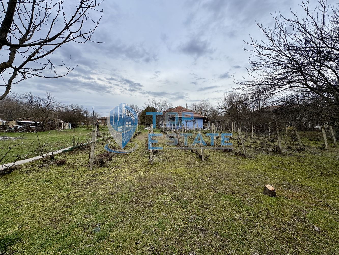 Здрава тухлена къща с кладенец и голям двор в село Павел, област Велико Търново - 0