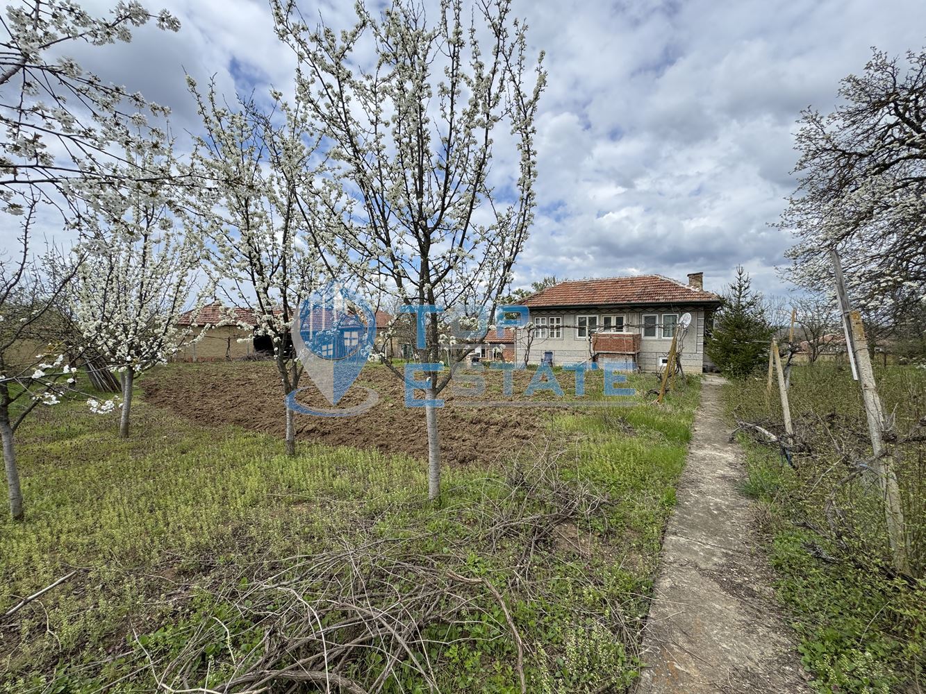 Къща с голям двор и стопански постройки в село Янтра, област Велико Търново - 0