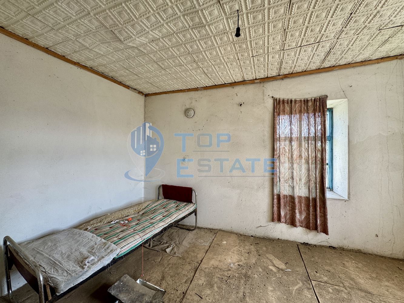 Двуетажна къща с кладенец и допълнителни постройки в село Долна Липница, област Велико Търново - 0