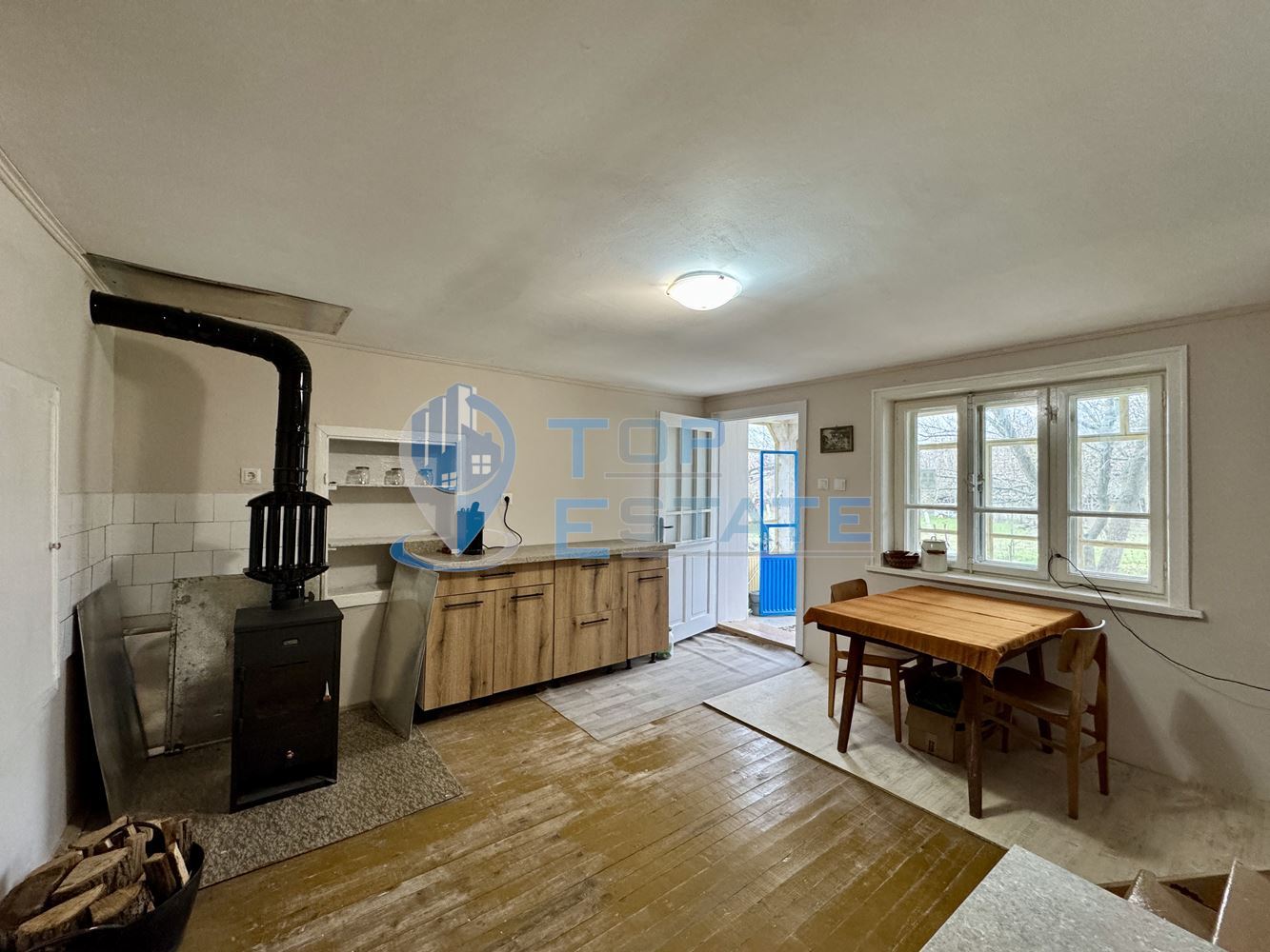 Здрава тухлена къща с кладенец и голям двор в село Павел, област Велико Търново - 0