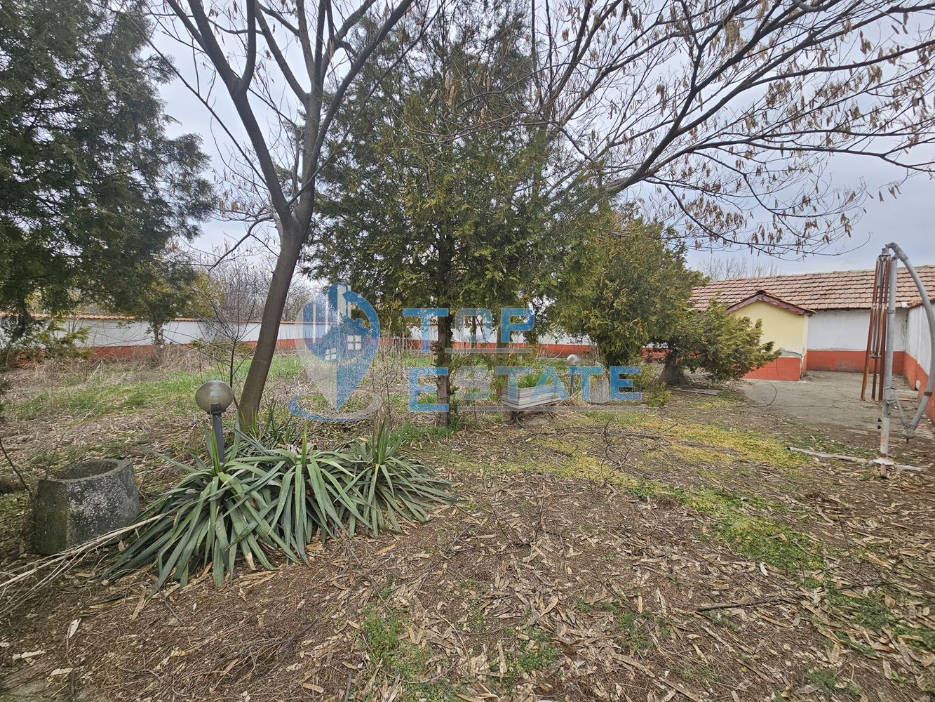 Търговски комплекс - хлебопекарна с оборудване, хранителен магазин и железария село Недан - 0