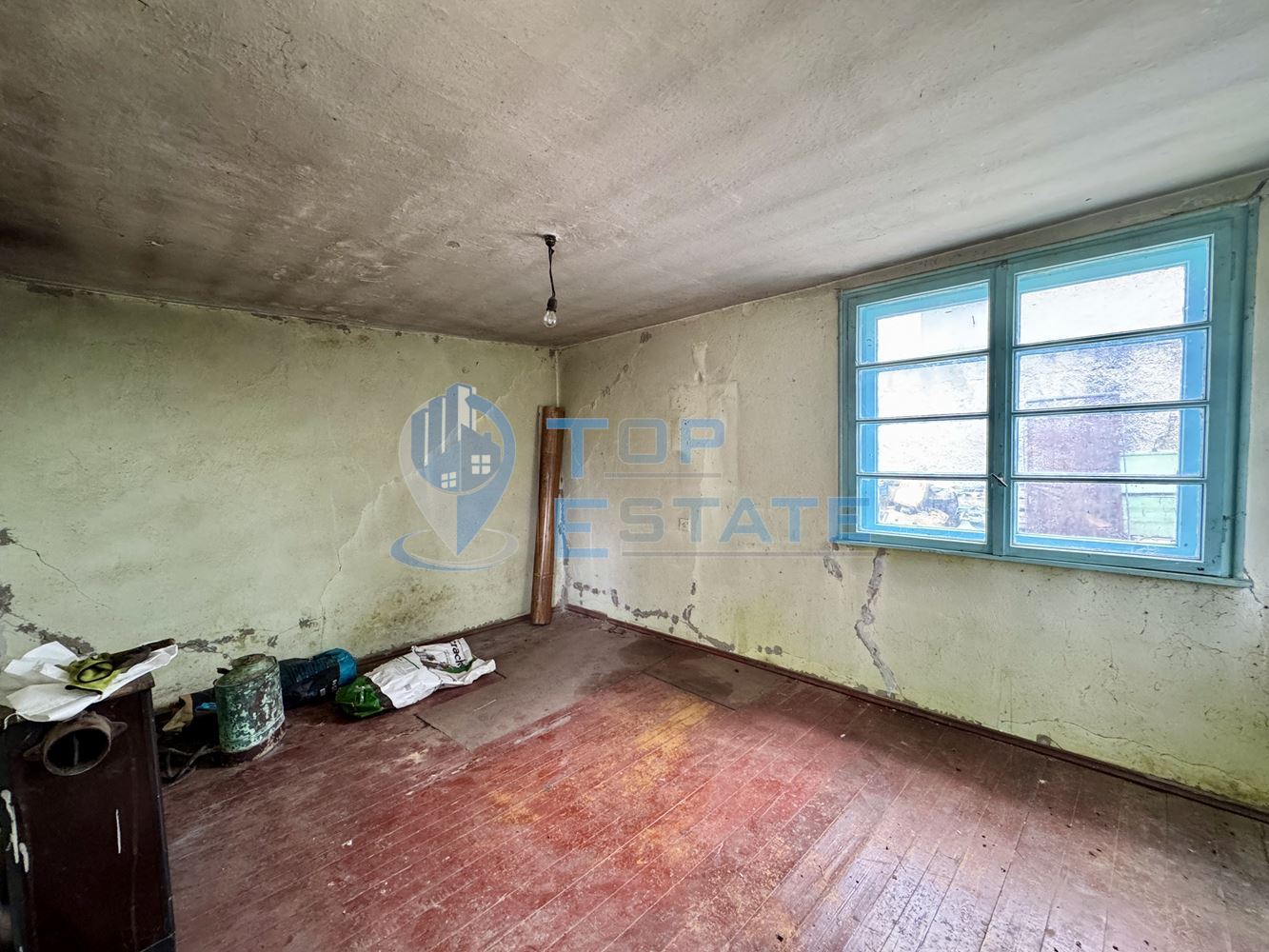 Тухлена къща с голям двор и допълнилни постройки в село Хотница, област Велико Търново - 0