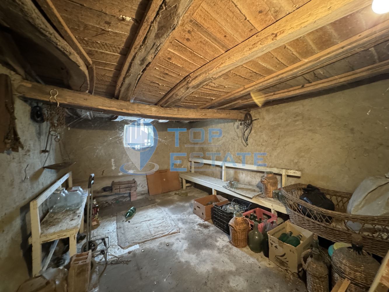 Къща с голям двор и стопански постройки в село Янтра, област Велико Търново - 0