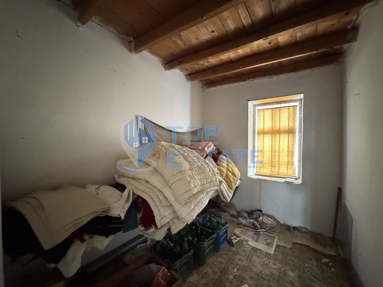 Двуетажна тухлена къща с допълнителни постройки и голям двор в село Горна Липница, област Велико Търново - 0