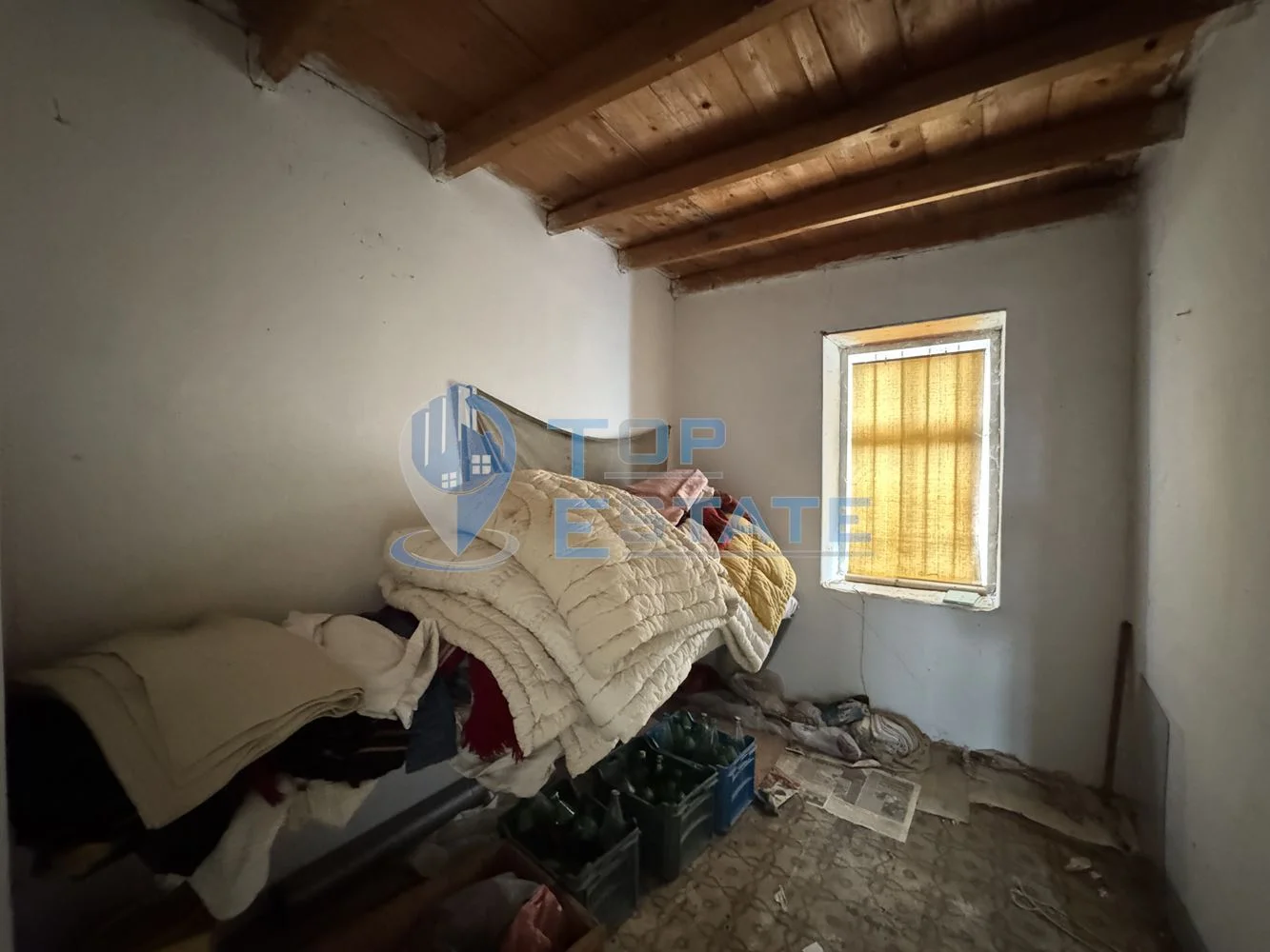 Двуетажна тухлена къща с допълнителни постройки и голям двор в село Горна Липница, област Велико Търново - 0