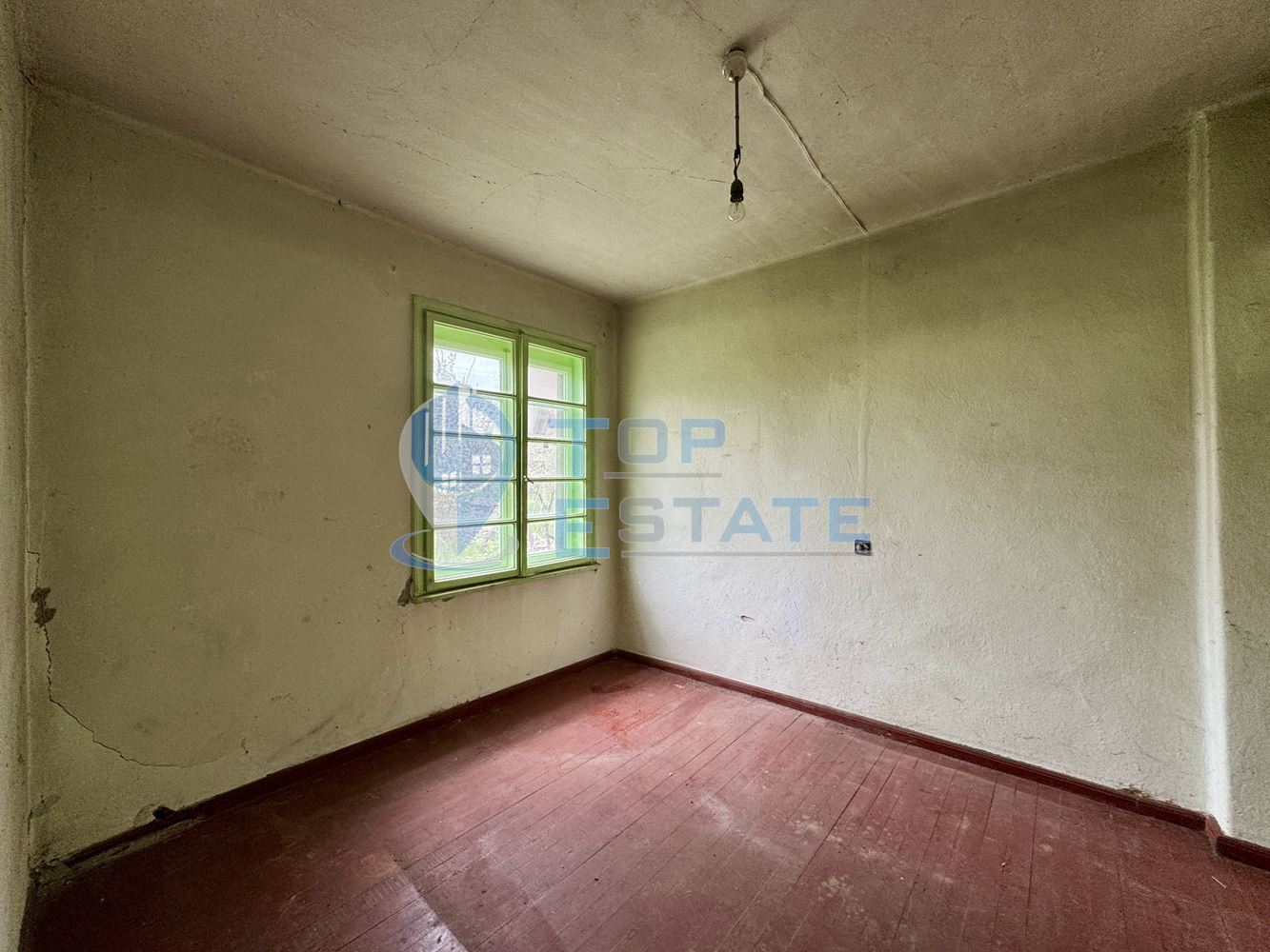 Тухлена къща с голям двор и допълнилни постройки в село Хотница, област Велико Търново - 0