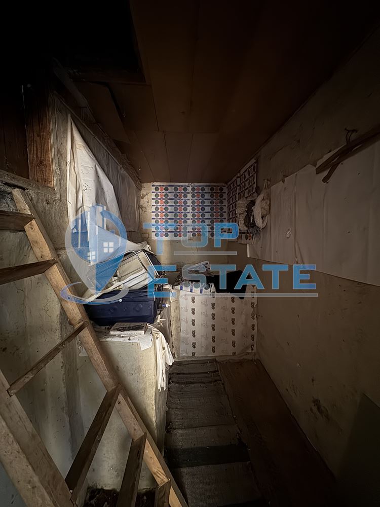 Двуетажна къща с кладенец и стопански постройки в село Нова Върбовка, област Велико Търново. - 0