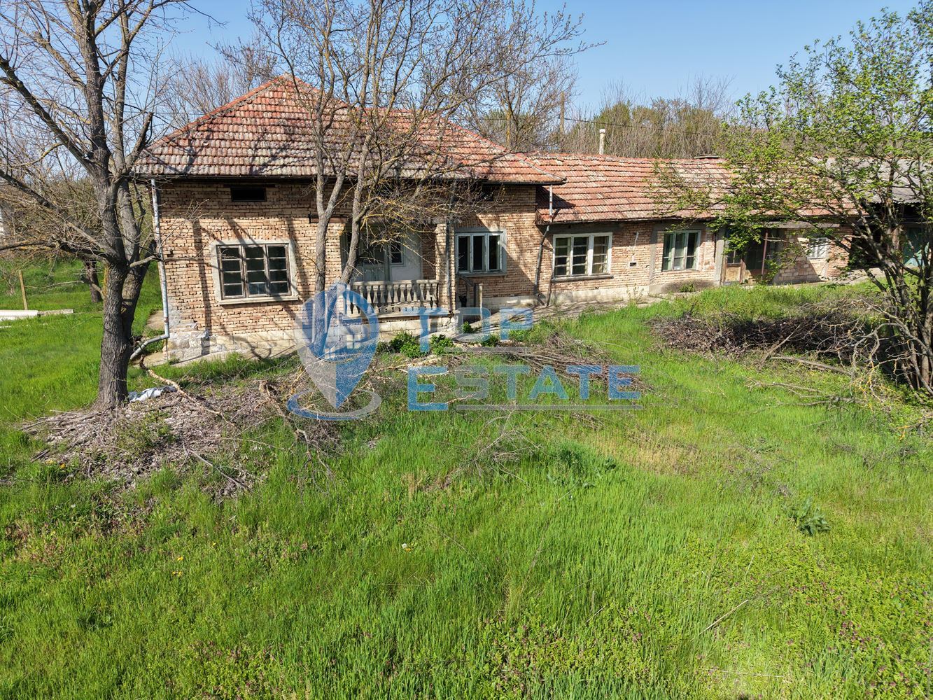 Тухлена къща с кладенец и голям двор в село Павел, област Велико Търново - 0