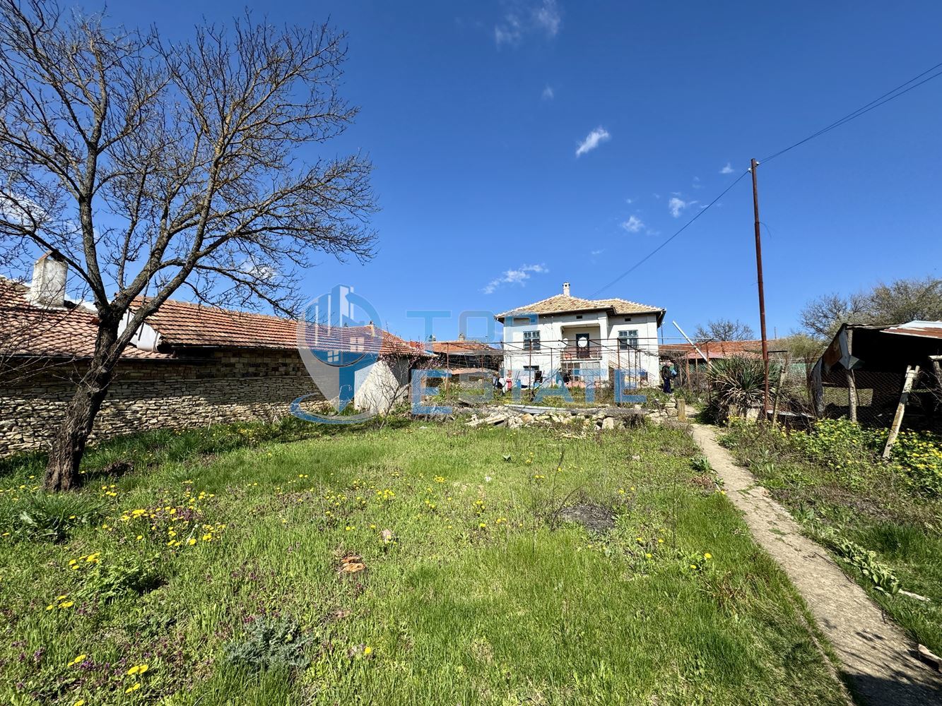 Двуетажна къща с кладенец и допълнителни постройки в село Долна Липница, област Велико Търново - 0