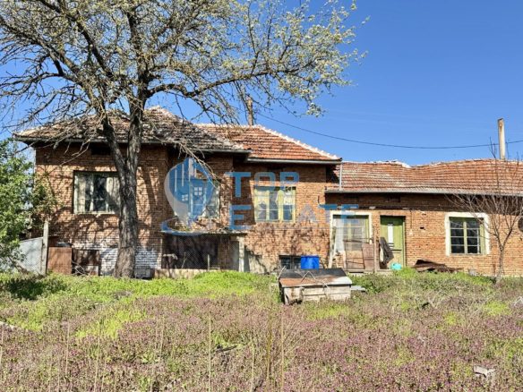 Тухлена къща с кладенец и допълнителни постройки в село Масларево, област Велико Търново - 0