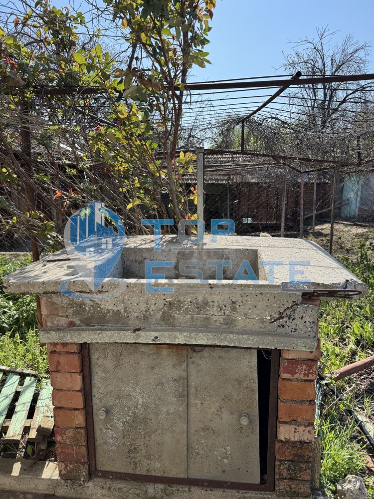 Двуетажна къща с кладенец и стопански постройки в село Нова Върбовка, област Велико Търново. - 0