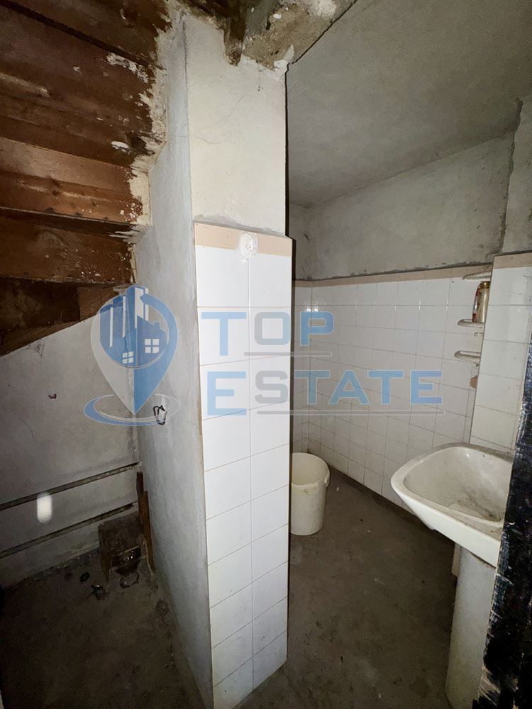 Масивна двуетажна къща с кладенец в село Иванча, област Велико Търново - 0