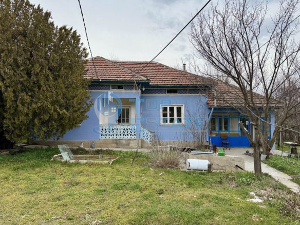 Здрава тухлена къща с кладенец и голям двор в село Павел, област Велико Търново - 0