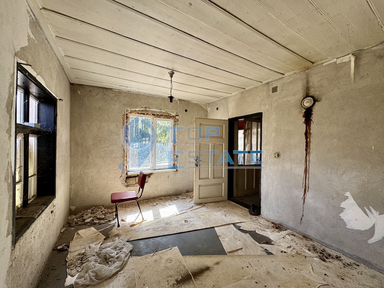 Масивна двуетажна къща с кладенец в село Иванча, област Велико Търново - 0