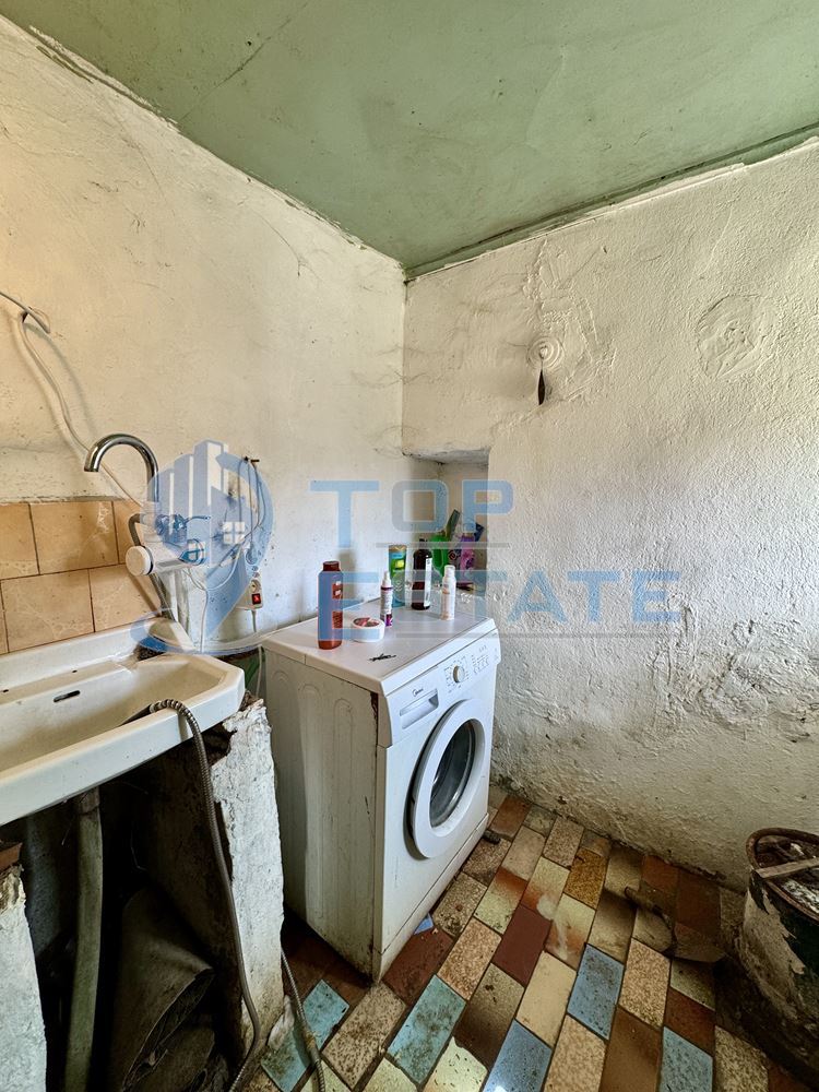 Двуетажна къща с кладенец и допълнителни постройки в село Долна Липница, област Велико Търново - 0