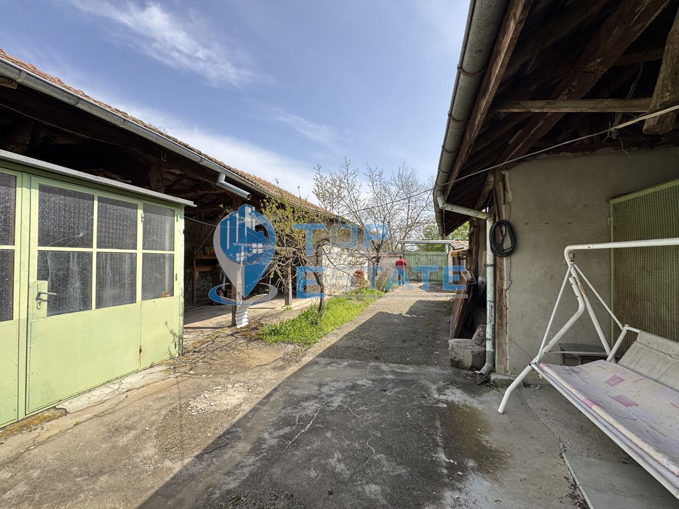 Къща с голям двор и допълнителни постройки в село Хотница, област Велико Търново - 0