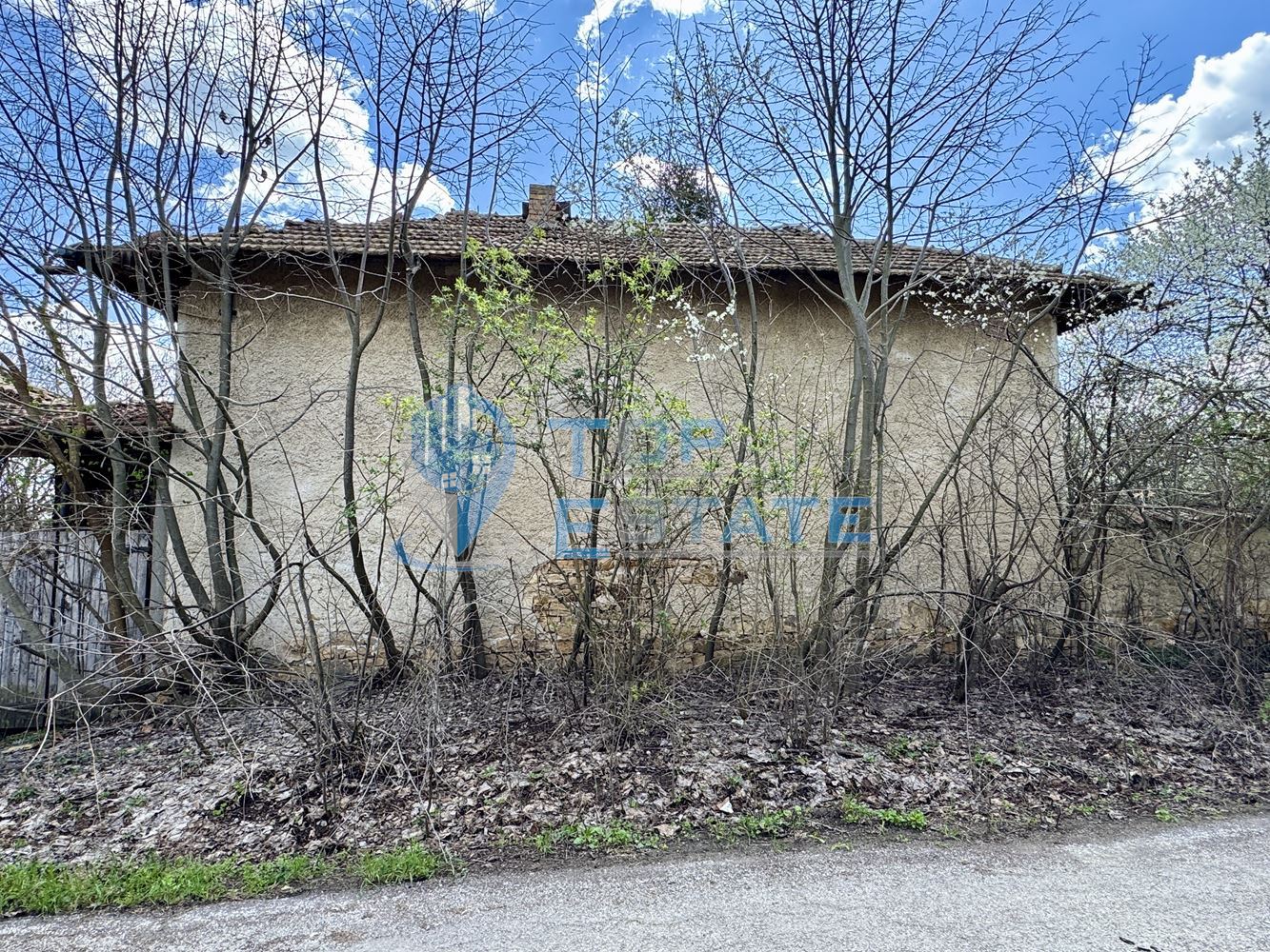 Масивна двуетажна къща с кладенец в село Иванча, област Велико Търново - 0