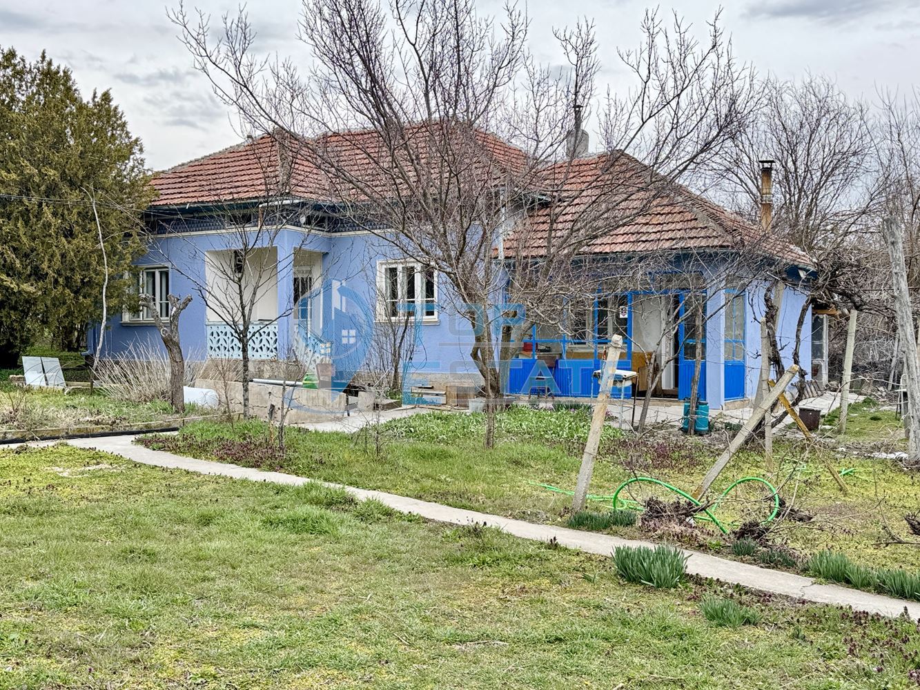 Здрава тухлена къща с кладенец и голям двор в село Павел, област Велико Търново - 0