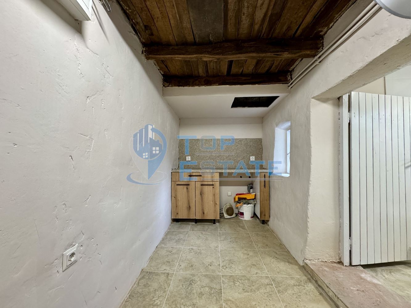 Здрава тухлена къща с кладенец и голям двор в село Павел, област Велико Търново - 0