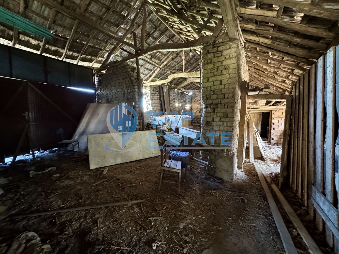 Тухлена къща с кладенец и допълнителни постройки в село Масларево, област Велико Търново - 0