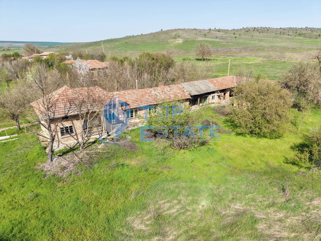 Тухлена къща с кладенец и голям двор в село Павел, област Велико Търново - 0